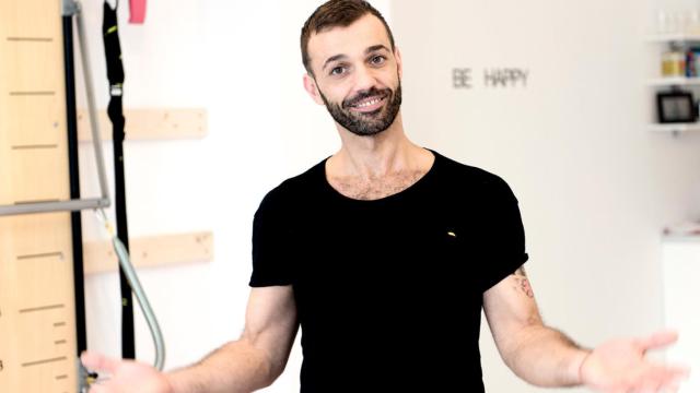 Pedro en una foto publicitaria de su nueva aventura empresarial, Aunion Therapy Studio.