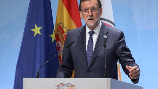 Rajoy se dirige a los periodistas en Hamburgo.