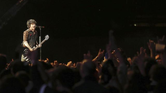 El cantante y guitarrista de la banda estadounidense Green Day, Billie Joe Armstrong, durante su actuación esta noche en el Festival Mad Cool de Madrid.