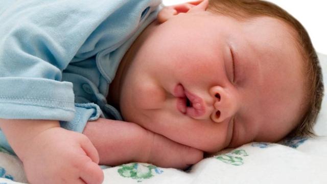 Un bebé duerme plácidamente.