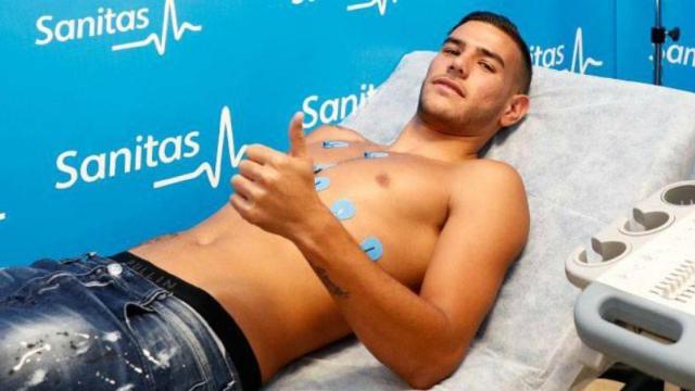 Theo Hernández, pasando el reconocimiento médico.