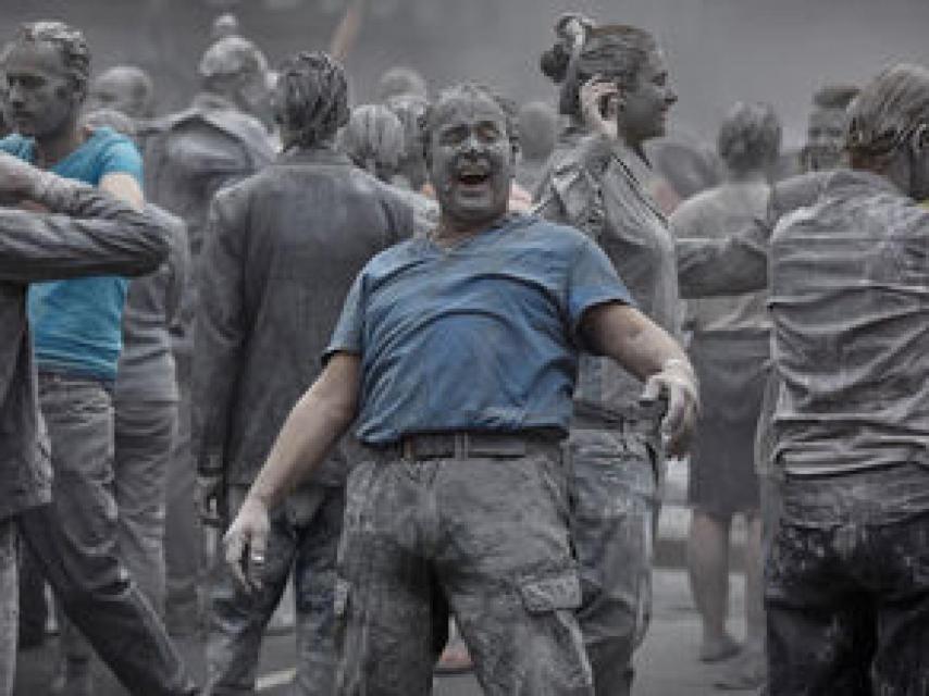 1.000 Gestalten actuaron antes de la intervención de Angela Merkel