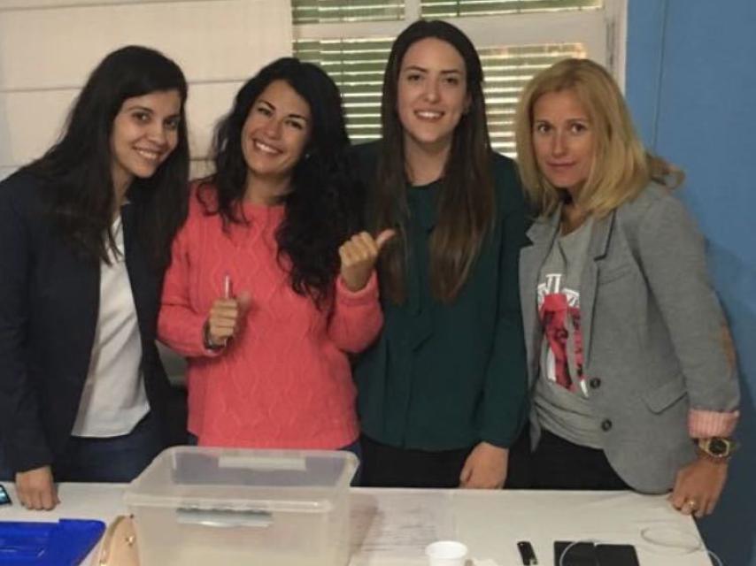 Paniagua, de verde, tras ganar unas elecciones en las que apenas hubo votos.