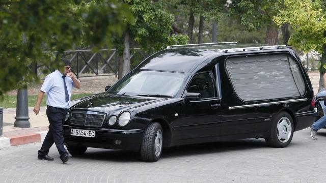 El coche fúnebre con los restos mortales de Pedro Aunión.