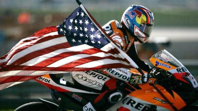 Hayden con la bandera de su país