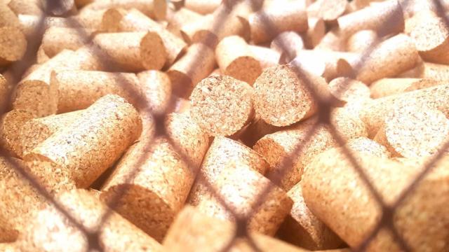 Corchos en medio del proceso de fabricación