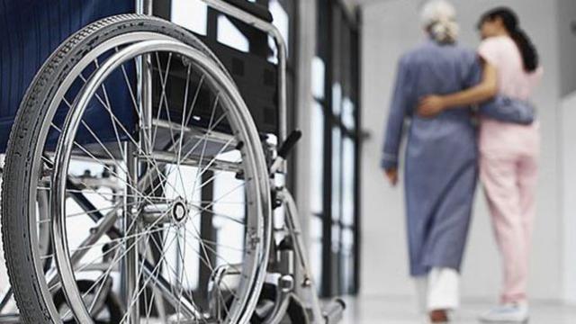 Una cuidadora acompaña y asiste una señora mayor.