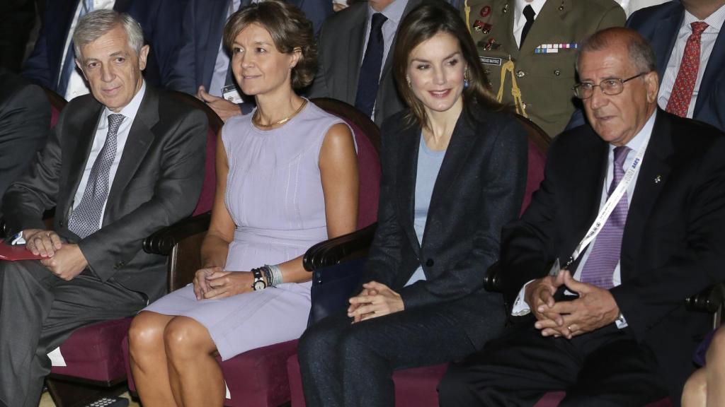 La ministra Tejerina junto a la reina Letizia durante el Congreso 'Save Food 2016' en Madrid.