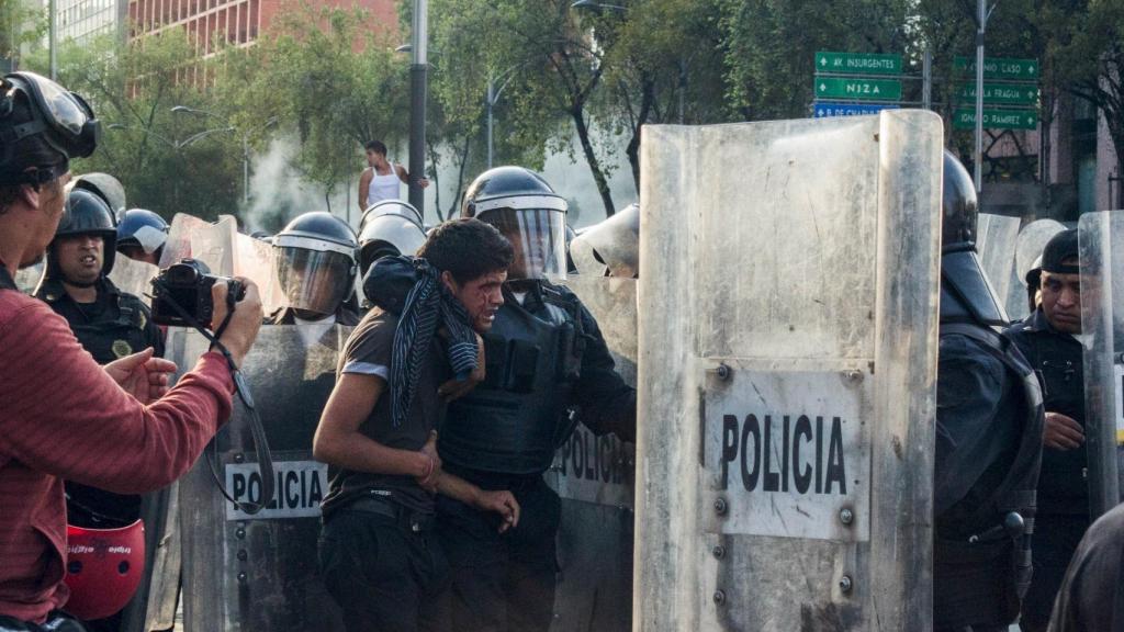 La policía, en ocasiones, acomete detenciones  con la finalidad de obtener recursos económicos a cambio de la libertad.