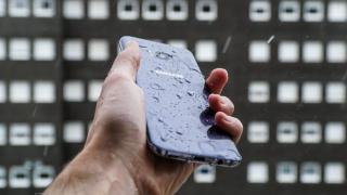 ¿Puedo llevarme el móvil a la playa o piscina? Esto es lo que debes saber