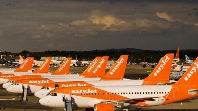 Imagen de varios aviones de la británica easyJet.