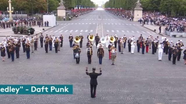 Momento de la actuación en los Campos Elíseos.