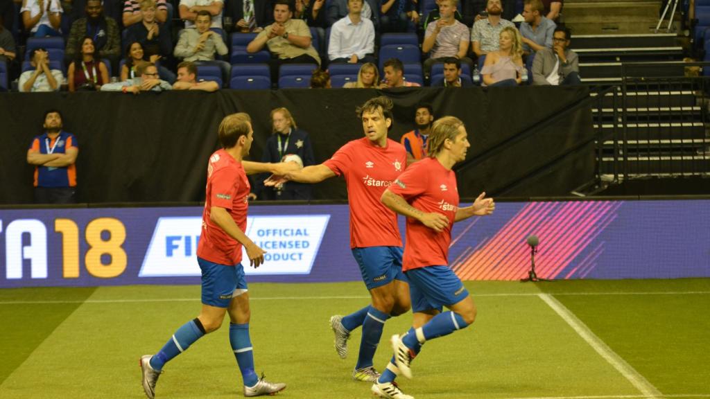 Morientes celebra el gol con sus compañeros.