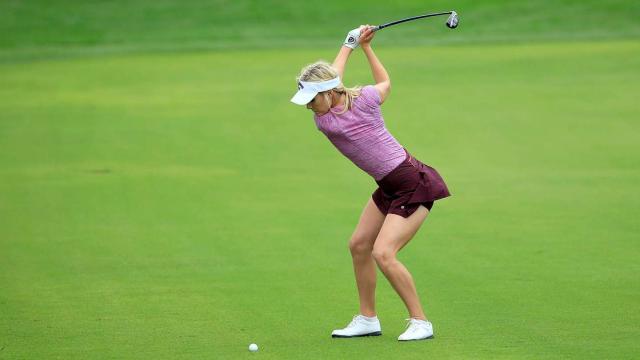 Paige Spiranac jugando al golf, con una vestimenta que ya no podrá llevar