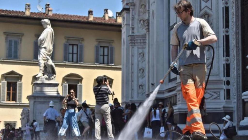 Un trabajador da un manguerazo en Florencia