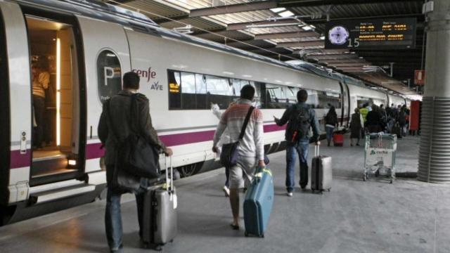 Usuarios del tren de alta velocidad.
