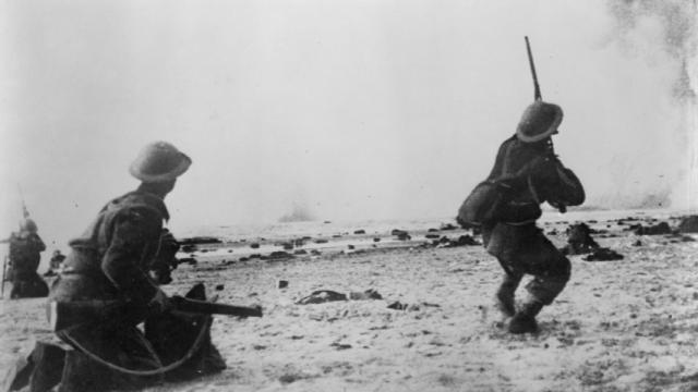 Soldados en Dunquerke disparando contra la aviación alemana.