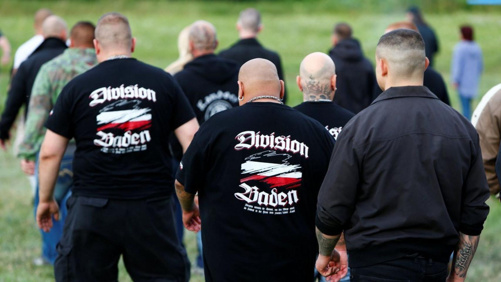 Los participantes del festival entran a la carpa del festival.