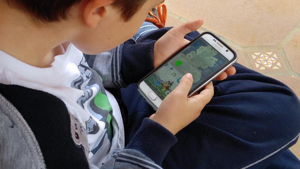 Niño utilizando un móvil