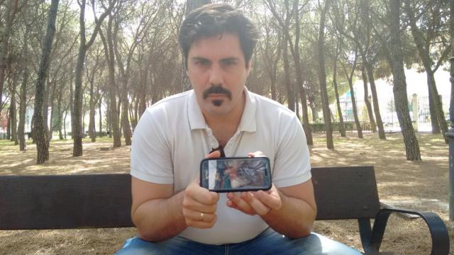 Jesús muestra la fotografía que sacó para denunciar la situación que sufrió Cecilia, que agonizó con la pierna destrozada en la cama de su habitación.