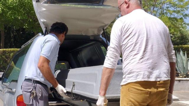 Los operarios de la funeraria trasladan el féretro con el cadáver de Blesa