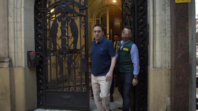 Gorka Villar, saliendo de su despacho, detenido por al Guardia Civil.