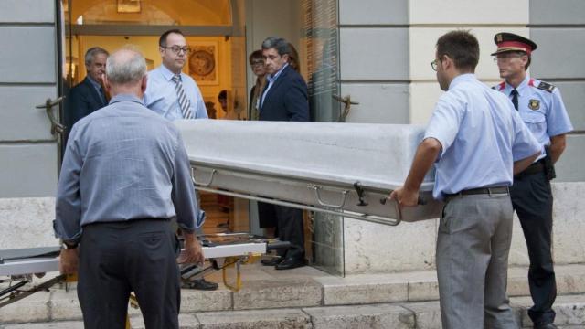 Unos operarios entran en el Museo Dalí con material para la exhumación