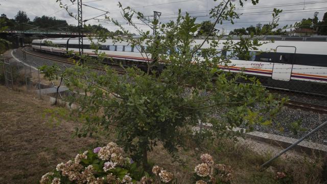 Un tren por su paso en la curva de Angrois