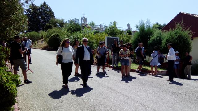 Asistentes al entierro, entre los periodistas apostados en la puerta del cementerio.