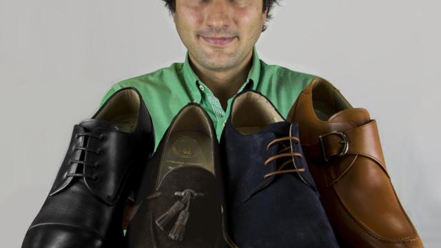 El CEO de Masaltos.com posa con varios de sus modelos.