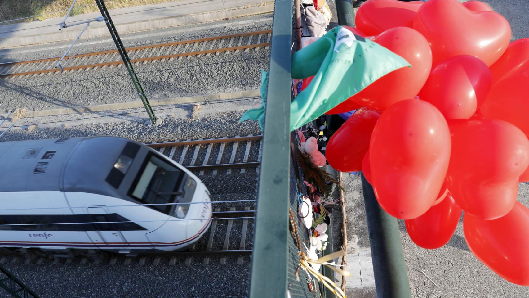 81 globos rojos se soltaron en homenaje a las víctimas del accidente.