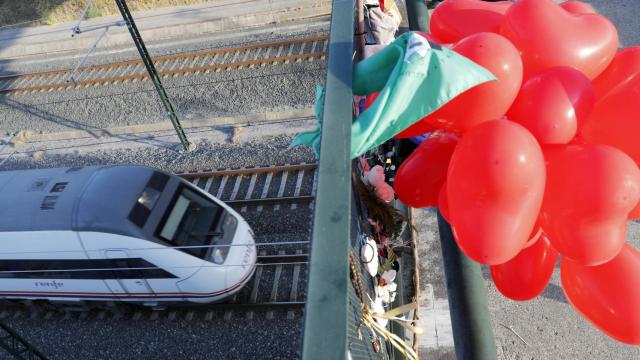 81 globos rojos se soltaron en homenaje a las víctimas del accidente.