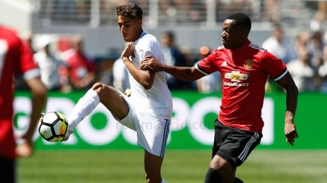 Achraf controla un balón