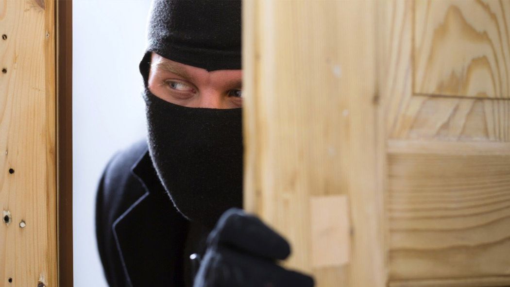 Imagen de archivo de un ladrón entrando a una vivienda.