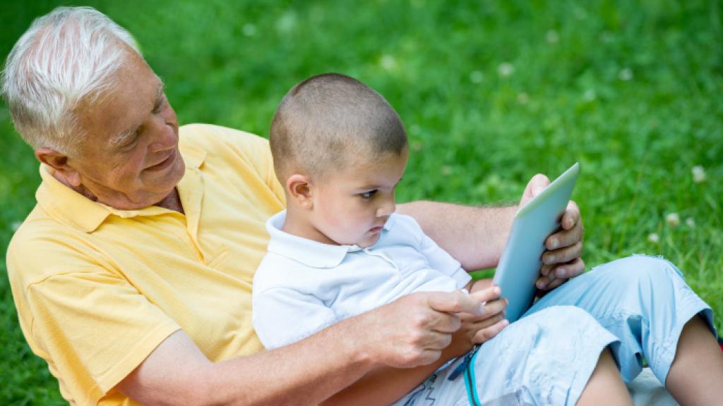 Un abuelo y su nieto.