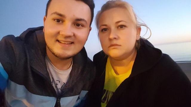 Akhim junto a su hermana Andra Violeta, asesinada por su pareja el pasado mes de abril.