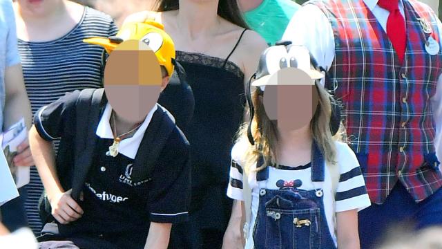 Angelina Jolie y sus hijos en Disneyland.