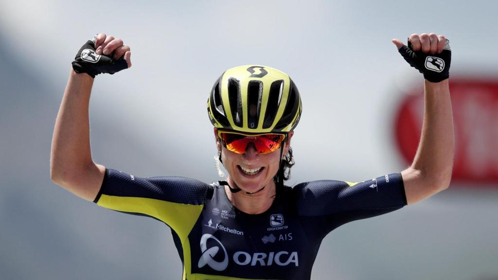 Van Vleuten al coronar el Izoard.