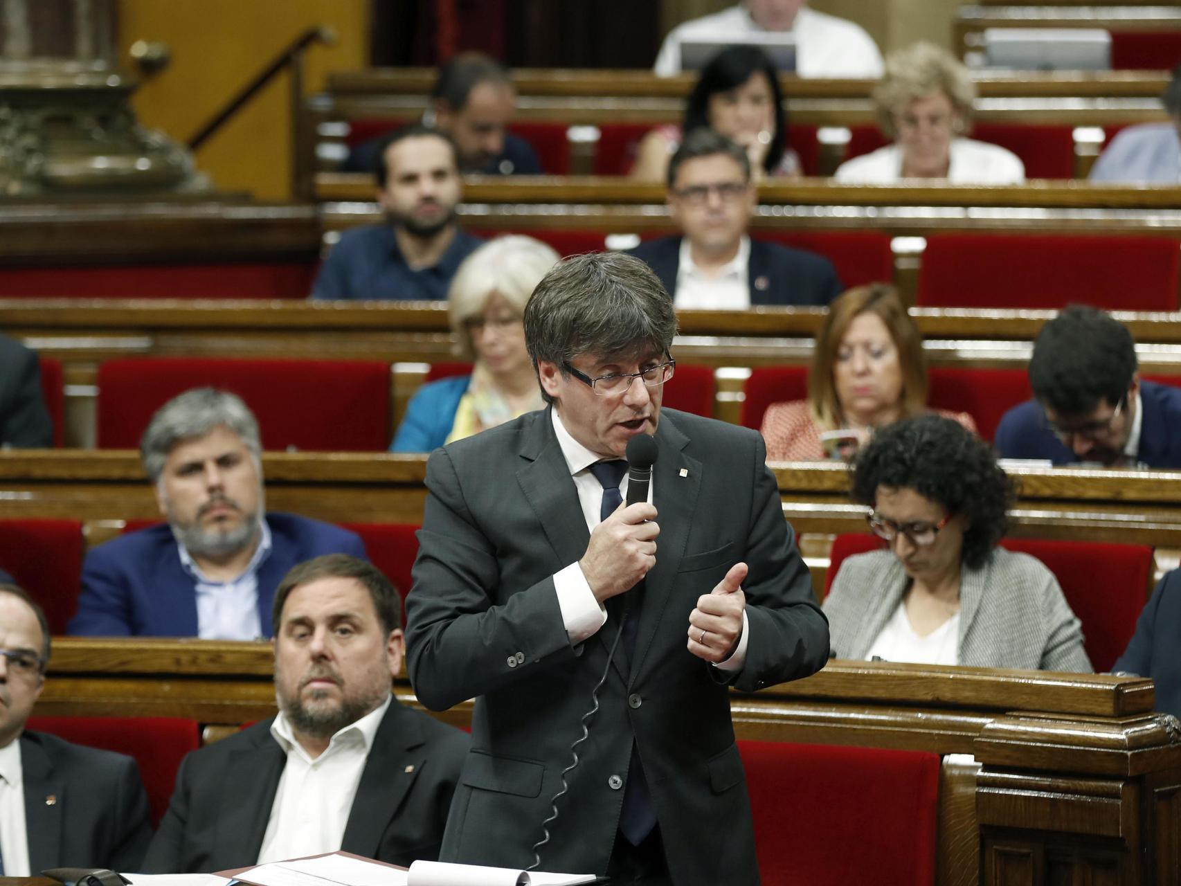 El presidente de la Generalitat, Carles Puigdemont, durante la segunda jornada del pleno del Parlament.