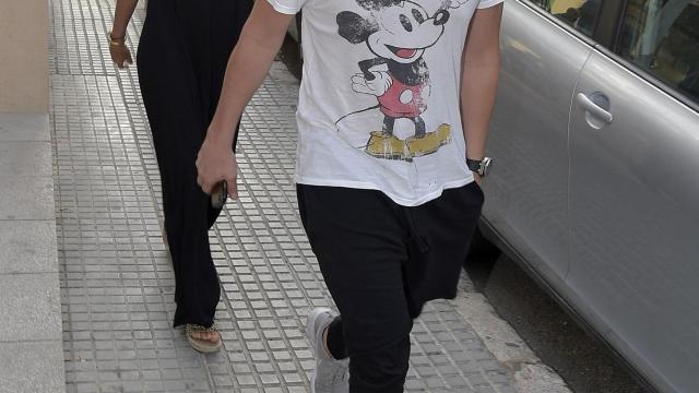 Fonsi Nieto y su mujer, Marta Castro, a su llegada al hospital donde se encuentra ingresado su tío.