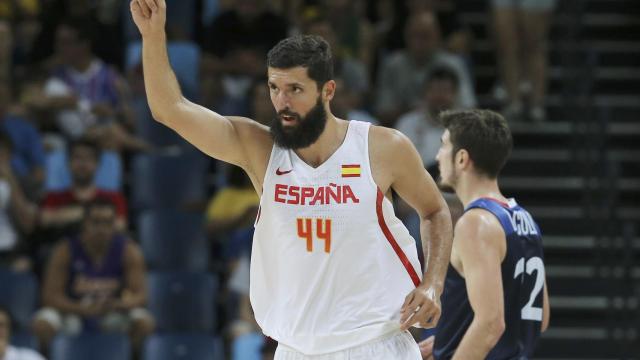 Nikola Mirotic en un partido con España.