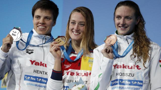 Mireia Belmonte radiante con su oro mundial junto a Hentke (izquierda) y Hosszú (derecha).