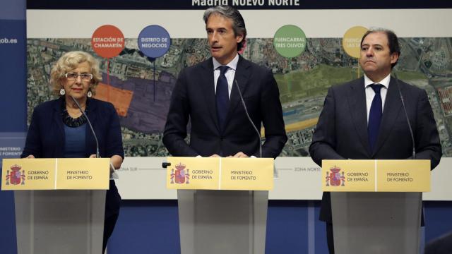 Carmena, De la Serna y Béjar, de DCN, en la presentación del acuerdo para la operación Chamartín.