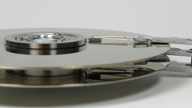 Imagen de los platos de un disco duro HDD.