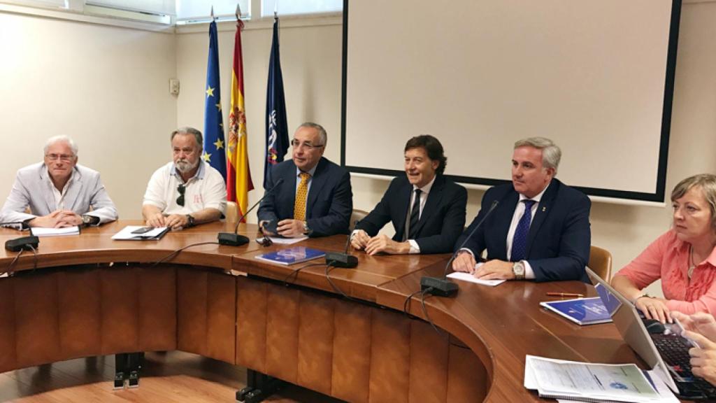 El presidente del Comité Olímpico Español, Alejandro Blanco, el presidente del Consejo Superior de Deportes, José Ramón Lete, y el presidente de la Federación de Taekwondo, Jesús Castellanos, el pasado 20 de julio de 2017 en la Asamblea General de la Federación Española de Taekwondo y Deportes Asociados.