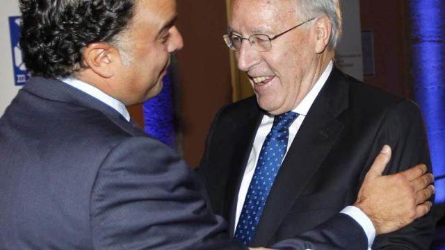 Fernando Yarza López-Madrazo saluda a Manuel Pizarro, en una imagen de archivo.