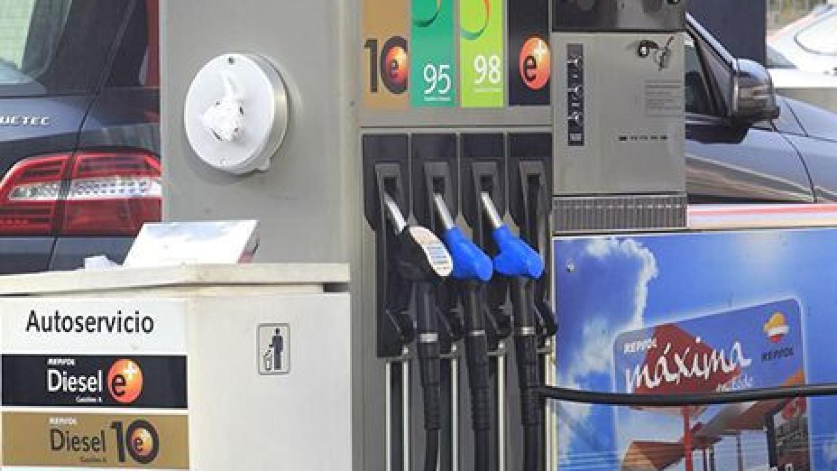 Surtidores en una estación de servicio de Repsol.