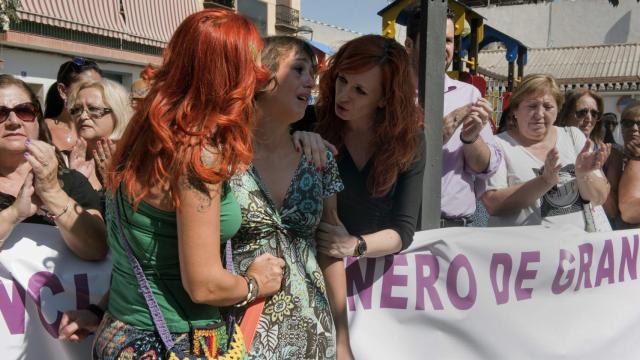 Juana Rivas, arropada por sus vecinas, muy emocionada, horas antes de desobedecer la resolución judicial.