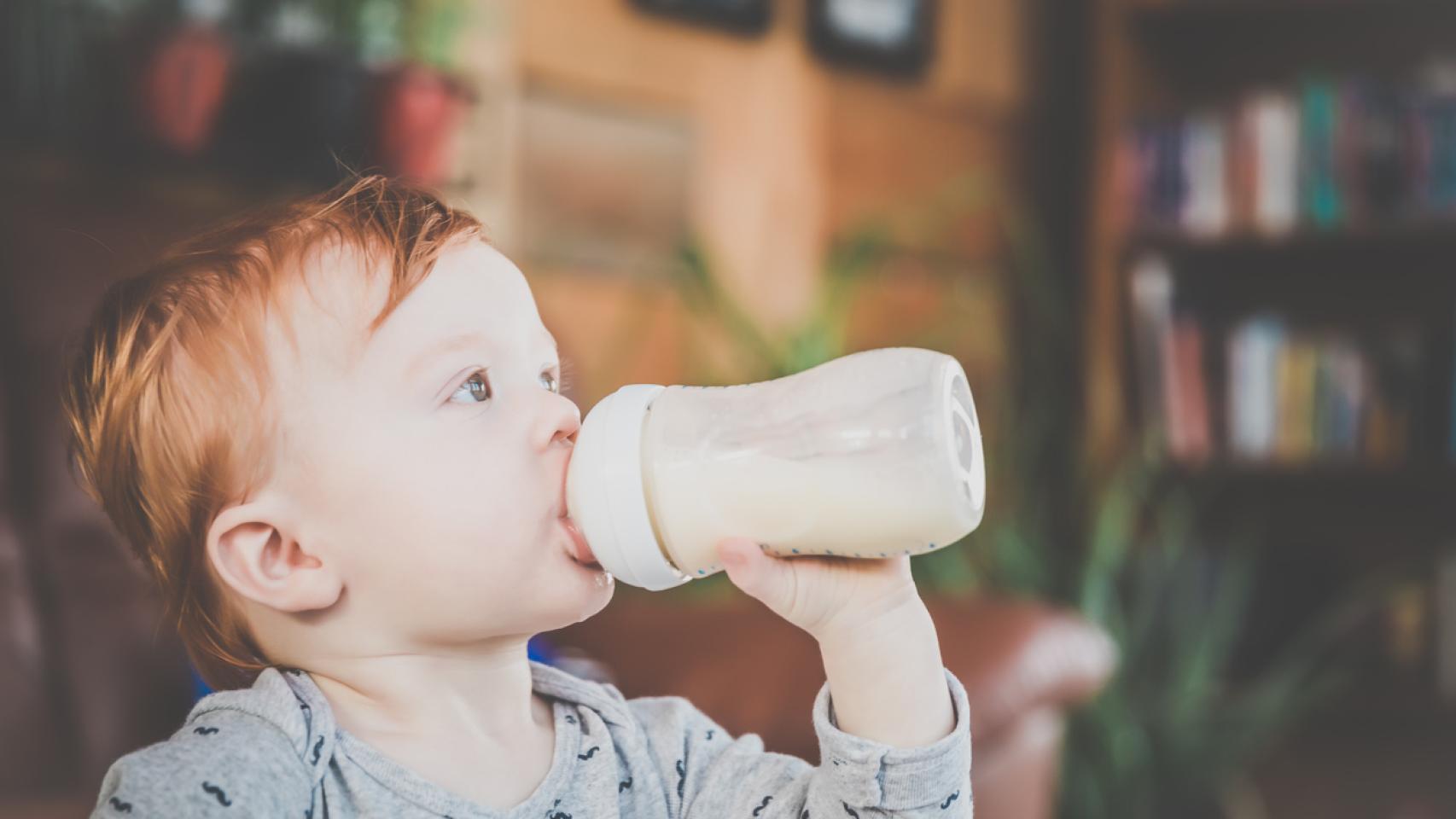 Un bebé tomando un biberón.