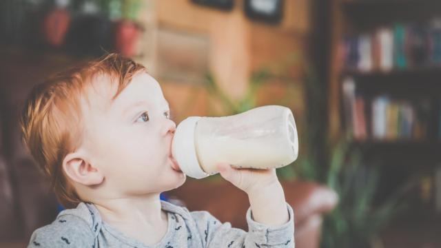 Un bebé tomando un biberón.